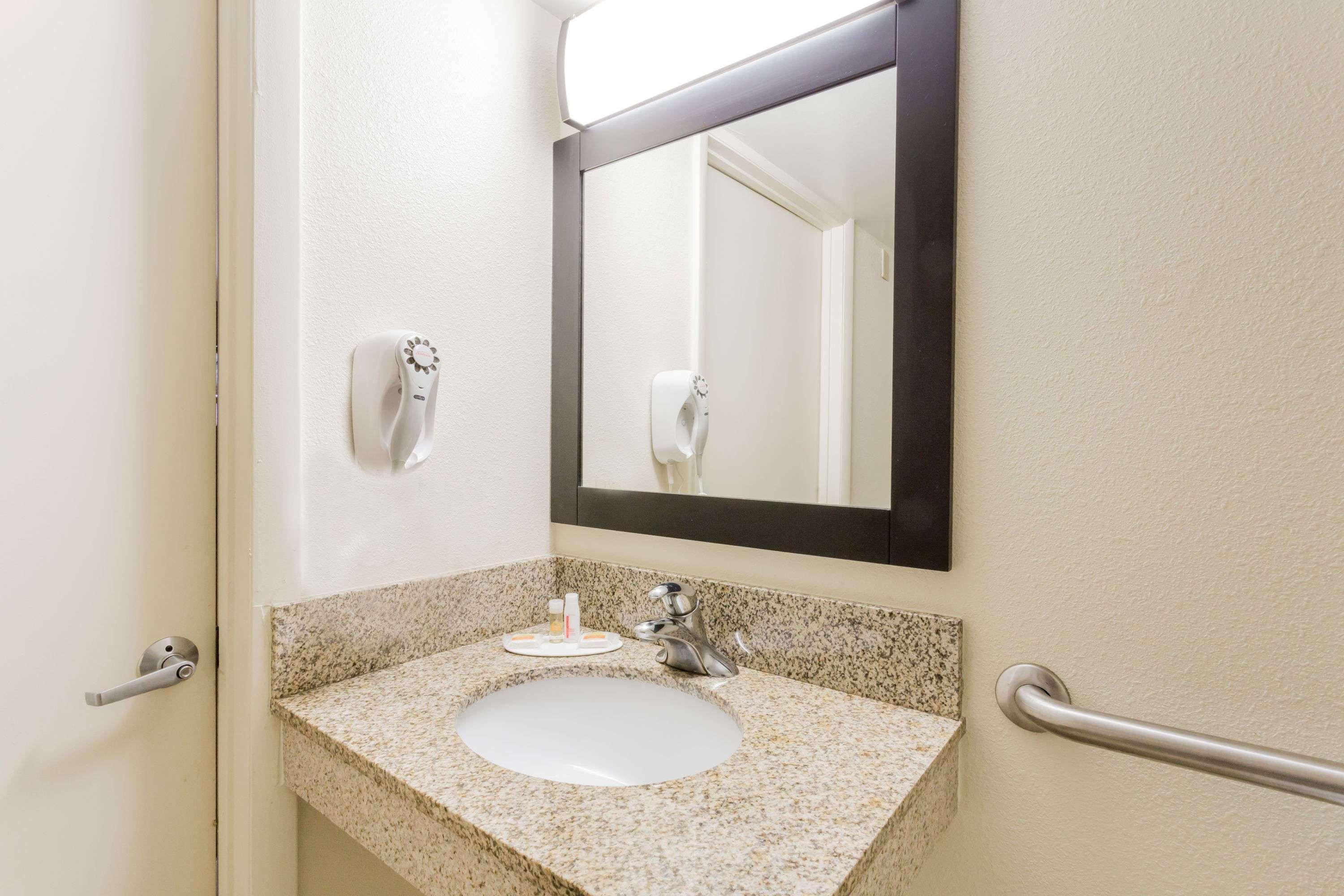 Days Inn By Wyndham Camp Springs Andrews Afb Luaran gambar