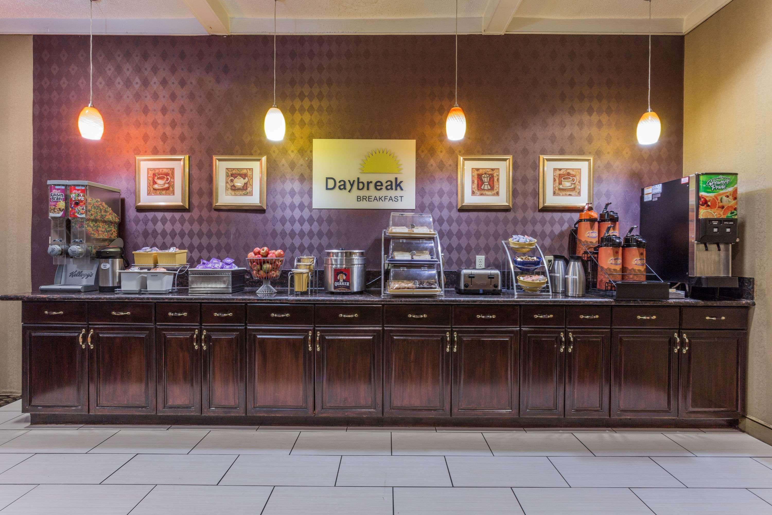 Days Inn By Wyndham Camp Springs Andrews Afb Luaran gambar