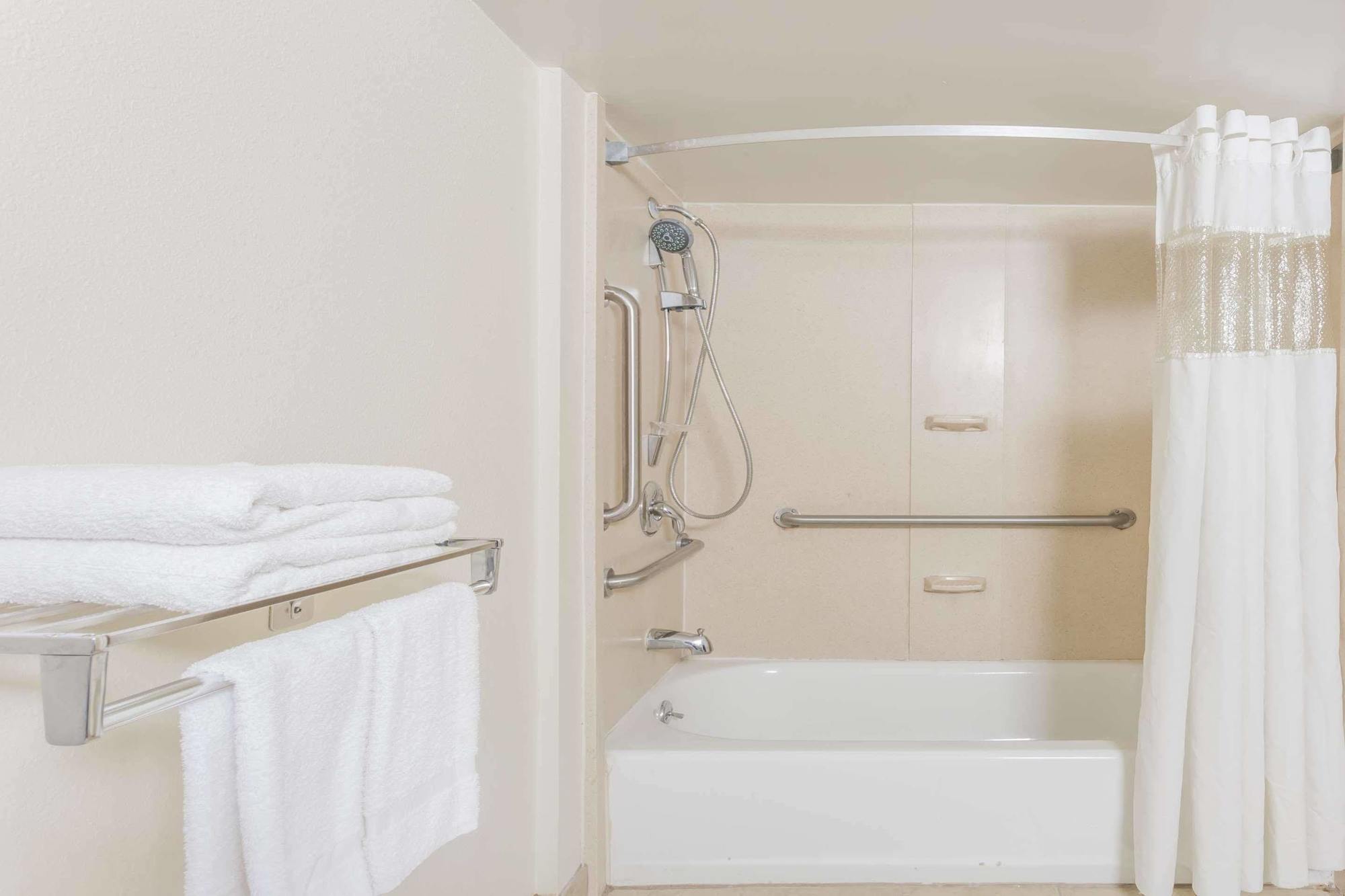 Days Inn By Wyndham Camp Springs Andrews Afb Luaran gambar