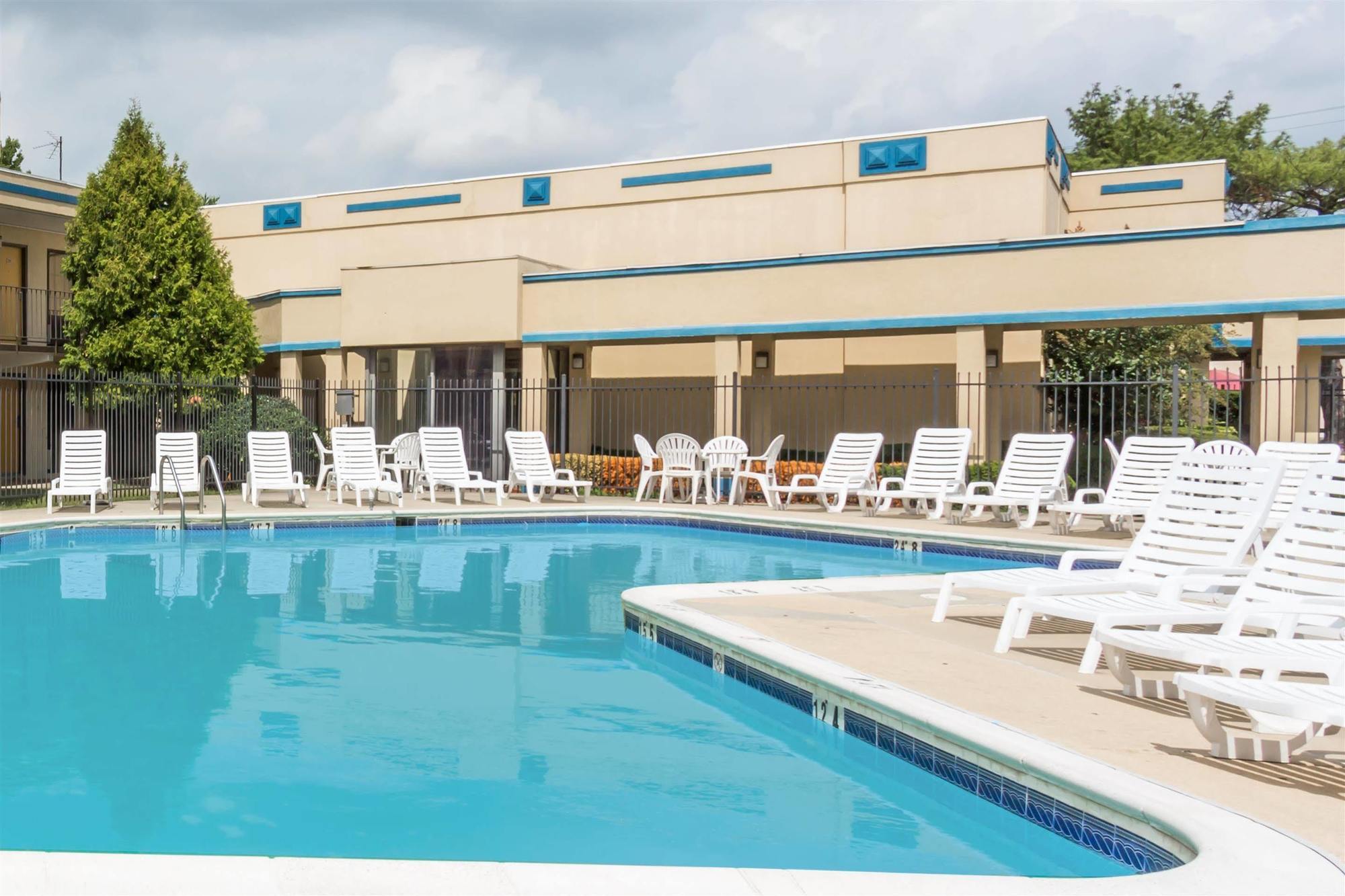 Days Inn By Wyndham Camp Springs Andrews Afb Luaran gambar