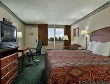 Days Inn By Wyndham Camp Springs Andrews Afb Luaran gambar
